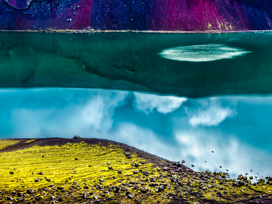 paysage de lac et reflets multicolores