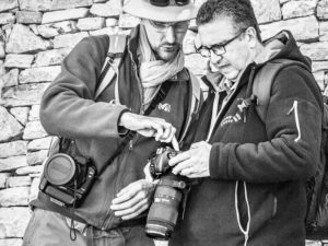 deux photographes parlent technique avec leurs appareils