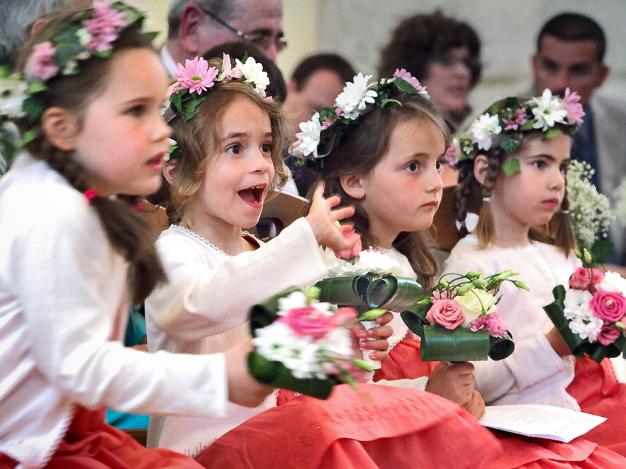 jeunes filles avec couronnes de fleurs dans une église