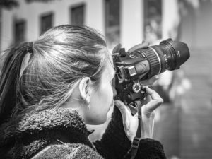jeune femme photographe déclenche avec reflex