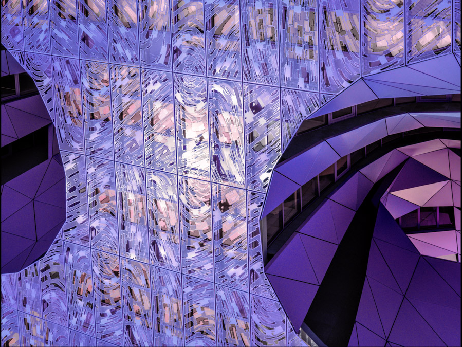 architecture moderne résille métallique violet