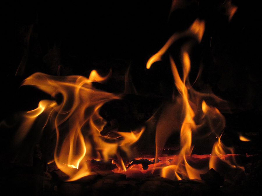 flammes dans une cheminée